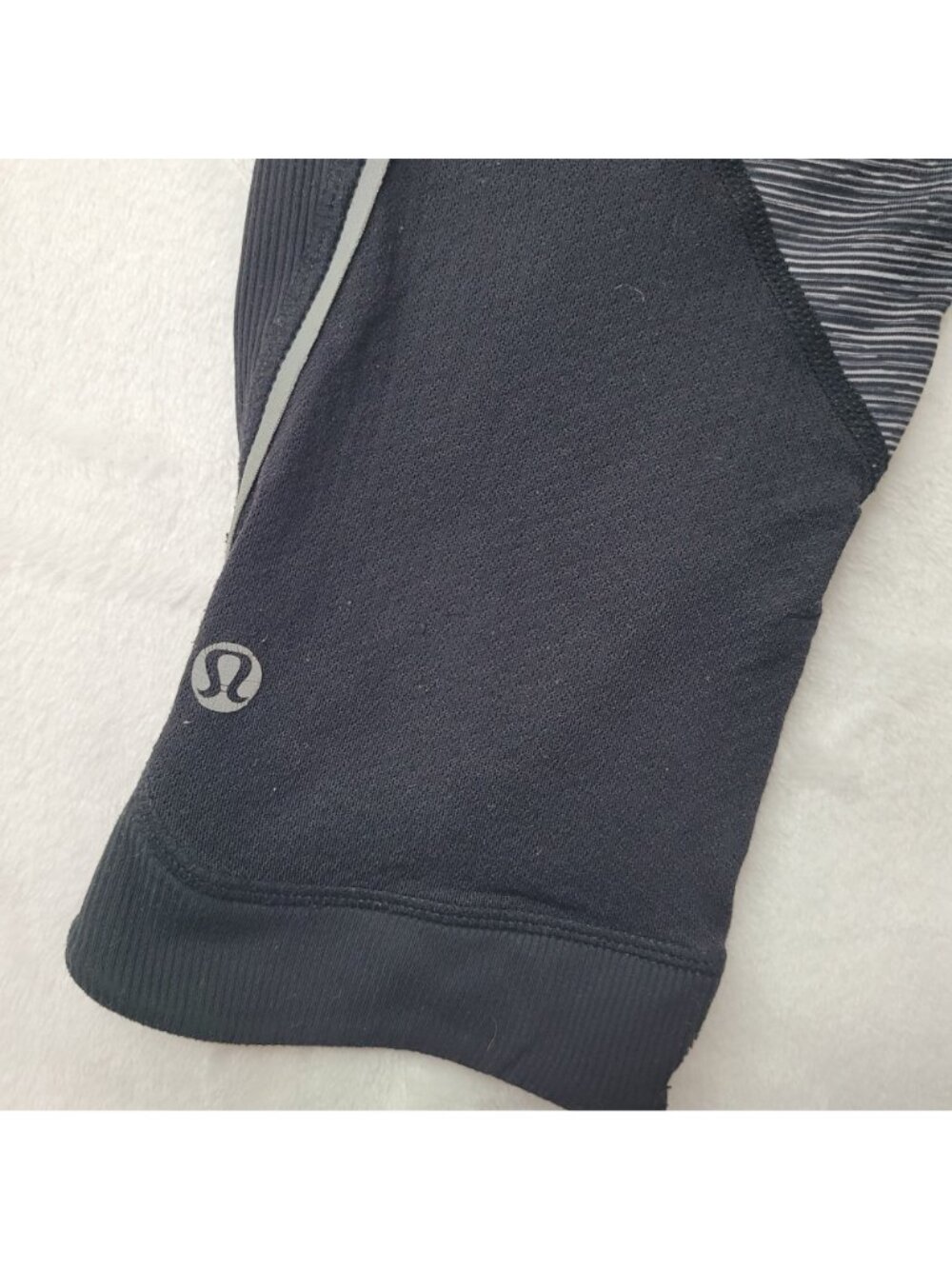 Lululemon Women's Black & Gray Cropped Leggings With Side Pockets Size 6 - Picture 6 of 10